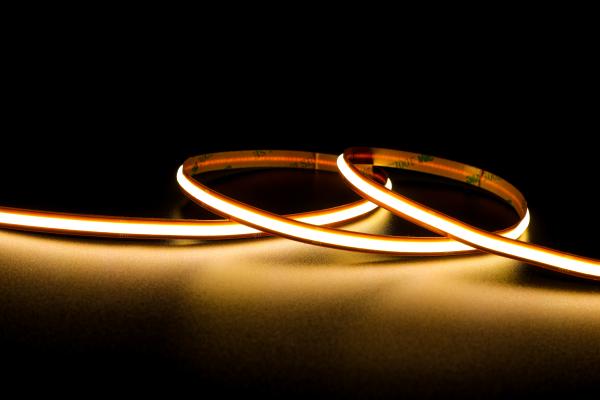 Warmweiß LED-Streifen Free Cut. Präzises Kürzen, sichere Anschlussmöglichkeiten und zuverlässige Lichtfarbe für heimische Lichtkonzepte.
